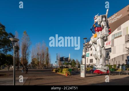 Statue de Gundam RX78, de taille ancienne, à Odaiba, Tokyo, Japon Banque D'Images