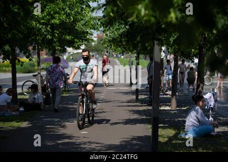 Moscou, Russie. 16 juin 2020. Un homme portant un masque fait une balade à vélo au parc Museon de Moscou, en Russie, le 16 juin 2020. La Russie a ajouté 8,248 cas de COVID-19 au cours des 24 dernières heures, portant son total à 545,458, a déclaré le centre de réponse au coronavirus du pays dans une déclaration mardi. La ville de Moscou a commencé à vivre mardi alors qu'elle entrait dans une nouvelle phase. Credit: Alexander Zemlianichenko Jr/Xinhua/Alay Live News Banque D'Images