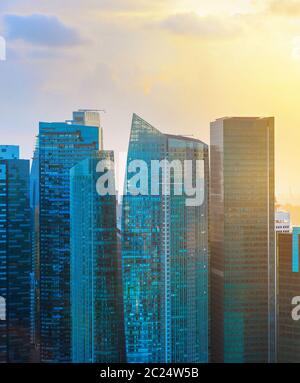 Singapour gratte-ciel au coucher du soleil rétroéclairé Banque D'Images