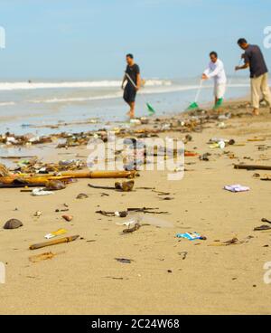 les gens nettoyant l'océan plage plastique Banque D'Images