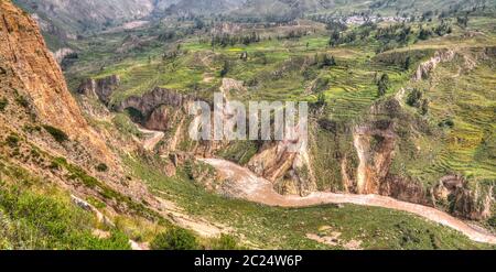 Vue panoramique aérienne sur le canyon de Colca depuis le point de vue antahuilque, Chivay, Arequipa, Pérou Banque D'Images