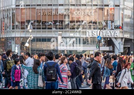Foule en masse traversant la célèbre traversée de la promenade piétonne Shibuya, Tokyo, Japon. Banque D'Images