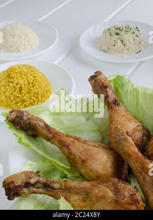 Cuisses de poulet grillé avec du riz blanc avec trois sur bois Banque D'Images