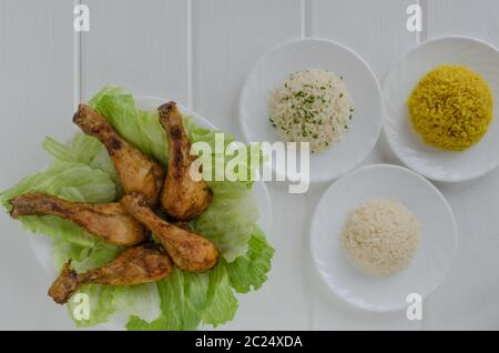 Cuisses de poulet grillé avec du riz blanc avec trois sur bois Banque D'Images