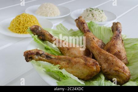 Cuisses de poulet grillé avec du riz blanc avec trois sur bois Banque D'Images