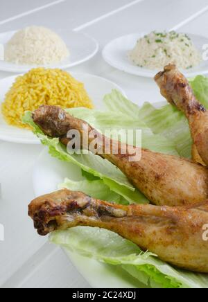 Cuisses de poulet grillé avec du riz blanc avec trois sur bois Banque D'Images