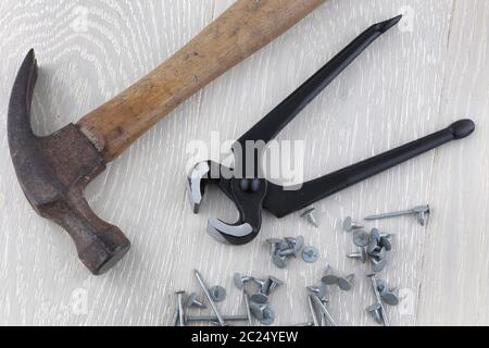 Outils menuisiers pinces pinces pinces pinces marteau clous et pointes sur bois Banque D'Images