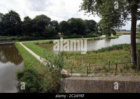 Holländische Landschaft mit typisch Radweg und Kanal, Sluis, Zélande, Pays-Bas Banque D'Images