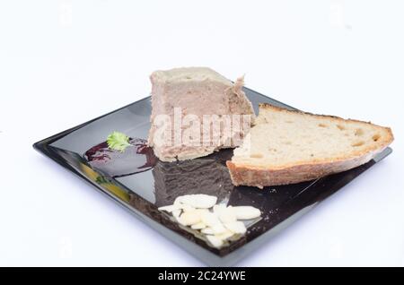 Pate de canard avec sauce de petits fruits noirs et les canneberges, recette de pain de seigle à partir du 18ème siècle. Banque D'Images