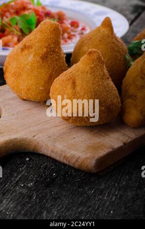 L'alimentation de rue est populaire dans le monde entier, mais les Brésiliens est la meilleure.remplissage de la Crème de poulet enrobés d'une pâte de poulet frit - chapelure puis perfec Banque D'Images