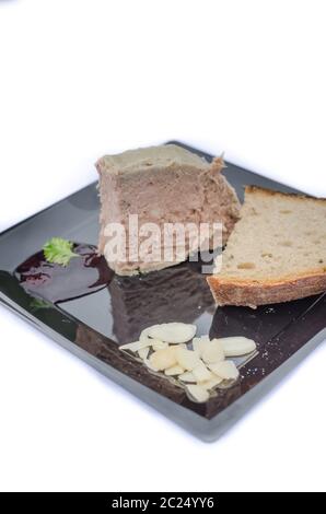 Pate de canard avec sauce de petits fruits noirs et les canneberges, recette de pain de seigle à partir du 18ème siècle. Banque D'Images