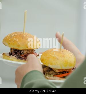 Burger de boeuf au beurre d'herbes, oignons caramélisés, bacon, cheddar, du pain. Banque D'Images