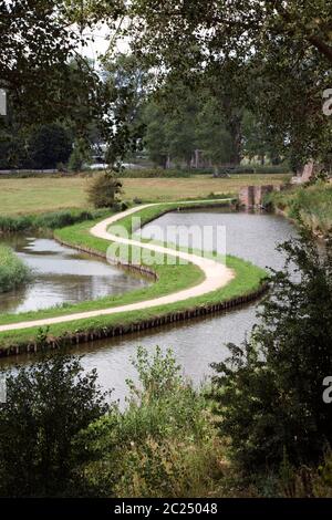 Holländische Landschaft mit typisch Radweg und Kanal, Sluis, Zélande, Pays-Bas Banque D'Images