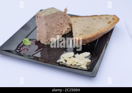 Pate de canard avec sauce de petits fruits noirs et les canneberges, recette de pain de seigle à partir du 18ème siècle. Banque D'Images