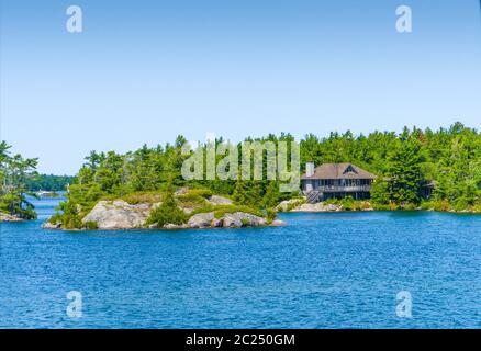 La vie sur les îles, sur les petites îles pittoresques cottages sont construits pour vous détendre au bord de l'eau. Près de la maison il y a un bateau ou avion Banque D'Images