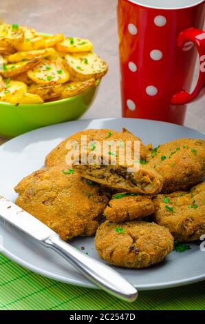 Croustillant de champignons panés frits français avec escalope Banque D'Images