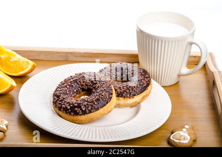 Plateau de petit-déjeuner donut orange et du lait, les biscuits de Noël Banque D'Images