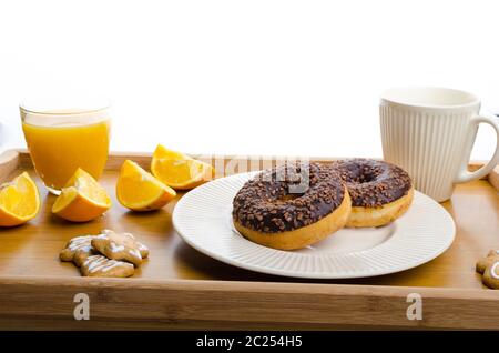 Plateau de petit-déjeuner donut orange et du lait, les biscuits de Noël Banque D'Images