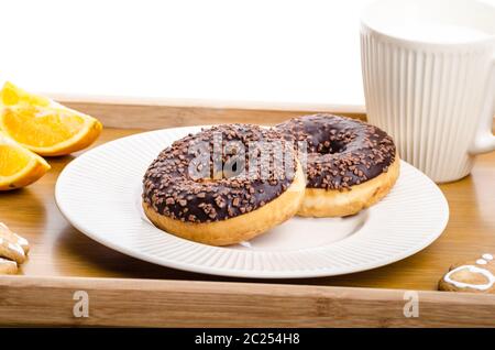 Plateau de petit-déjeuner donut orange et du lait, les biscuits de Noël Banque D'Images