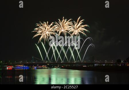 D'artifice sur la ville Haborfestivale Duisburg Allemagne Banque D'Images