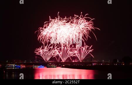 D'artifice sur la ville Haborfestivale Duisburg Allemagne Banque D'Images