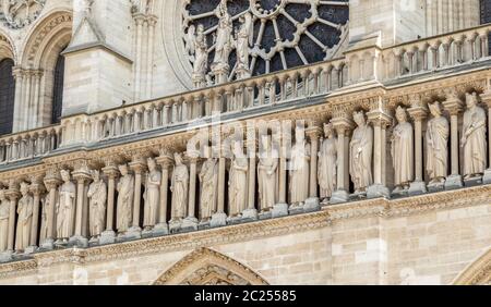 La façade ouest de la cathédrale catholique notre-Dame de Paris. Construit dans l'architecture gothique française, et il est parmi les plus grands a Banque D'Images