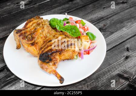 Sous une brique à poulet salade panzanella. Pollo al mattone Banque D'Images