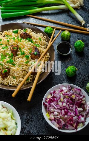 Salade de nouilles asiatique de poulet, oignons frais, les germes et les oignons de printemps Banque D'Images