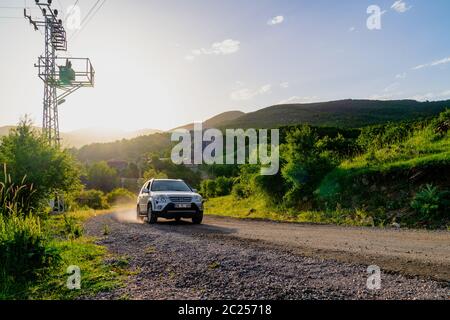 Kizilcahamam, Ankara/Turquie - juin 07 2020 : vue sur un village au coucher du soleil avec transformateur électrique près de la route. Voiture sur la route et en venant de l'aneth Banque D'Images