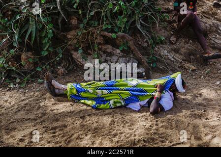 OMO VALLEY, ETHIOPIE - AOÛT 07 2018 : cérémonie de saut de taureau par les membres non identifiés de la tribu Hamer Banque D'Images