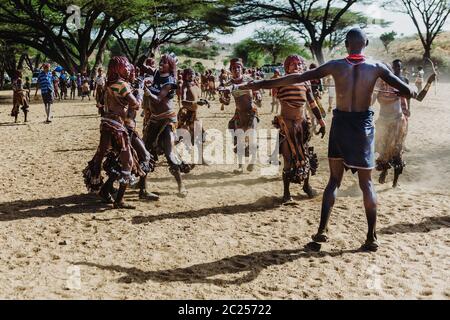 OMO VALLEY, ETHIOPIE - AOÛT 07 2018 : cérémonie de saut de taureau par les membres non identifiés de la tribu Hamer Banque D'Images