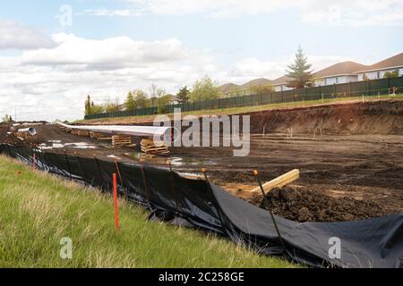 Construction d'un pipeline de pétrole et de gaz dans une ville. Soudage. Pipeline de montagne trans au Canada. Banque D'Images