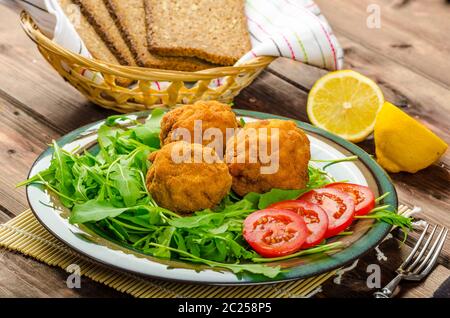 Macaroni au fromage et salade de roquette, balles et sain du pain complet Banque D'Images