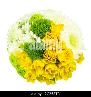 Vue d'oiseau du bouquet rond avec des fleurs coupées fraîches isolées sur blanc. Arrangement avec des fleurs coupées fraîches jaunes, blanches et vertes Banque D'Images