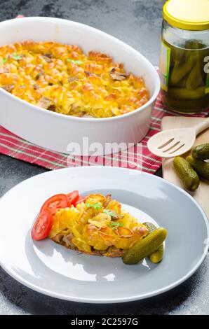 Pâtes au four avec de la viande de porc et de légumes frais et délicieux pickes Banque D'Images