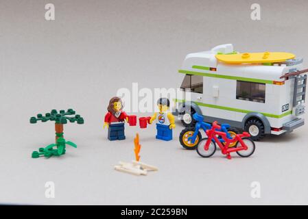 Florianopolis - Brésil, 14 juin 2020 : couple de mini-figurines avec leurs tasses dans le camping extérieur à côté de vélos et d'une remorque. Mise au point sélective Banque D'Images