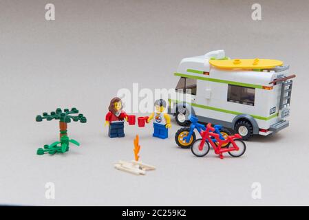 Florianopolis - Brésil, 14 juin 2020 : couple de mini-figurines avec leurs tasses dans le camping extérieur à côté de vélos et d'une remorque. Mise au point sélective Banque D'Images