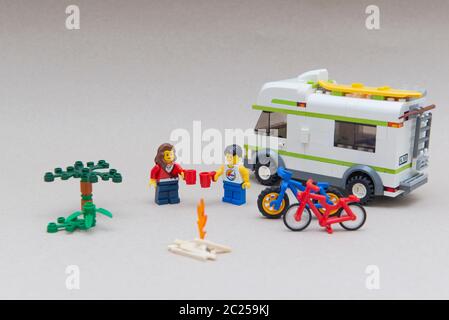 Florianopolis - Brésil, 14 juin 2020 : couple de mini-figurines avec leurs tasses dans le camping extérieur à côté de vélos et d'une remorque. Mise au point sélective Banque D'Images