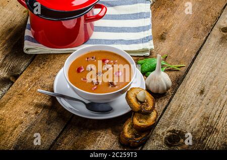 Goulash avec croustillant de toasts, de l'ail sur table en bois Banque D'Images