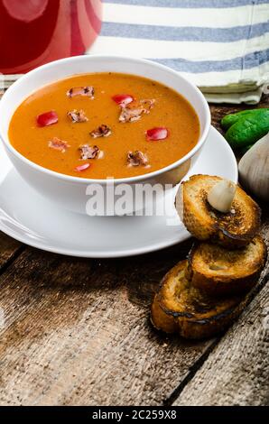 Goulash avec croustillant de toasts, de l'ail sur table en bois Banque D'Images