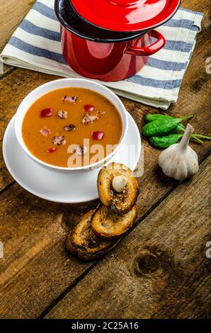 Goulash avec croustillant de toasts, de l'ail sur table en bois Banque D'Images