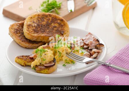 Oeufs brouillés avec du pain doré garni de cresson frais microgreens, eau d'orange Banque D'Images