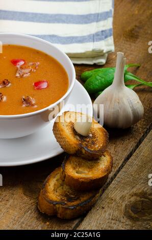 Goulash avec croustillant de toasts, de l'ail sur table en bois Banque D'Images