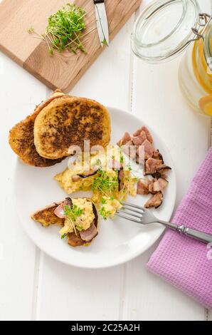 Oeufs brouillés avec du pain doré garni de cresson frais microgreens, eau d'orange Banque D'Images