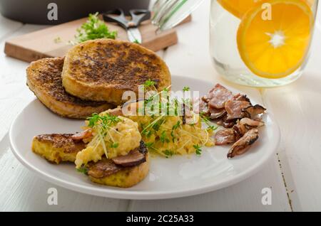 Oeufs brouillés avec du pain doré garni de cresson frais microgreens, eau d'orange Banque D'Images