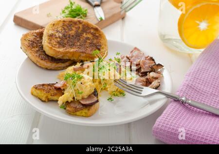 Oeufs brouillés avec du pain doré garni de cresson frais microgreens, eau d'orange Banque D'Images