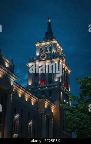 Tour de l'horloge du bâtiment des chemins de fer russes dans le centre historique de Voronezh, Russie. Banque D'Images