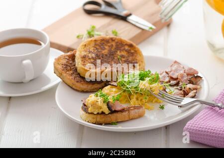 Oeufs brouillés avec du pain doré garni de cresson frais microgreens, eau d'orange Banque D'Images