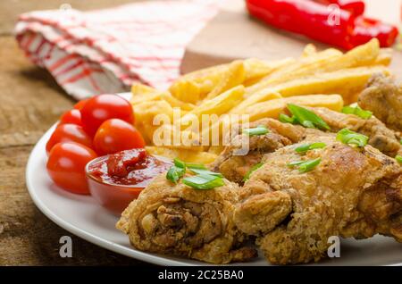 Poulet frit, frites et de chili trempette et oignons de printemps sur le dessus du repas Banque D'Images