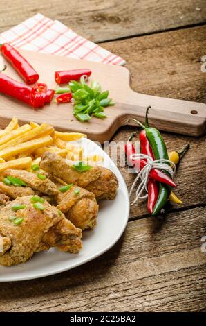 Poulet frit, frites et de chili trempette et oignons de printemps sur le dessus du repas Banque D'Images